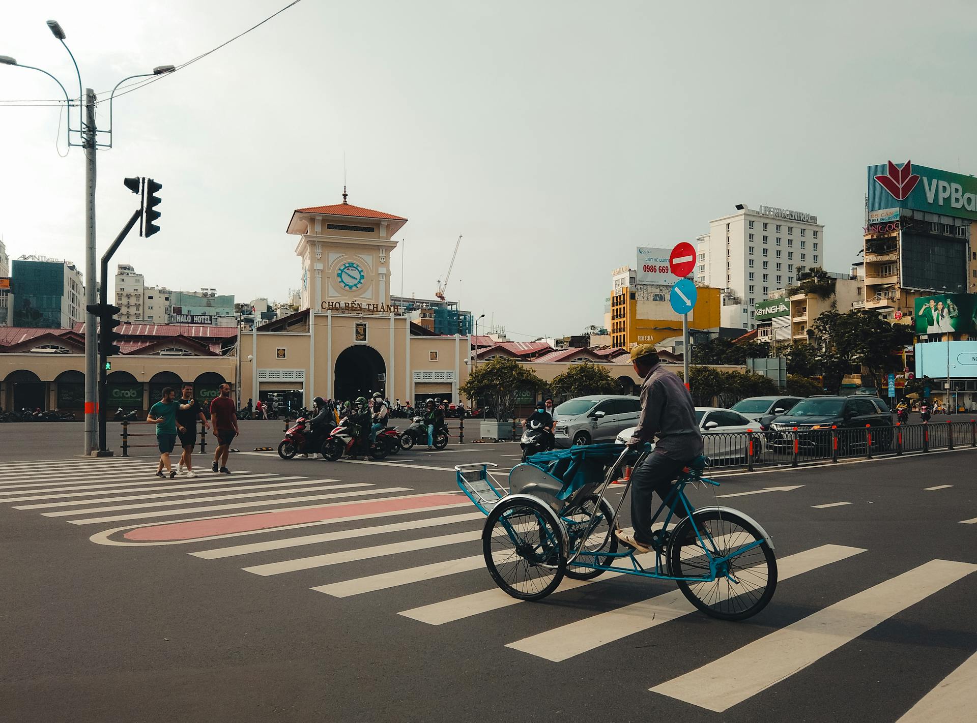 Capture the vibrant energy of Ho Chi Minh City’s iconic marketplace